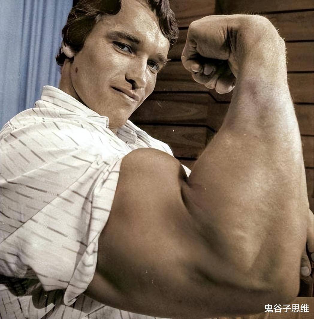 他的第一个目标是进军健身界,20岁,他就在健身界取得了不俗的成绩