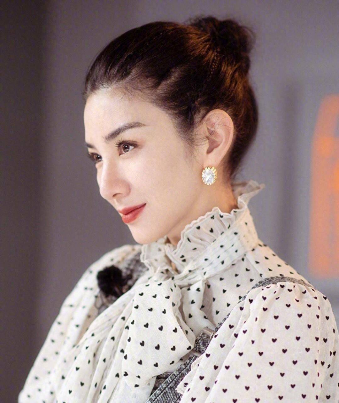 黄毅清站出来力挺黄奕,于是两人恋情曝光