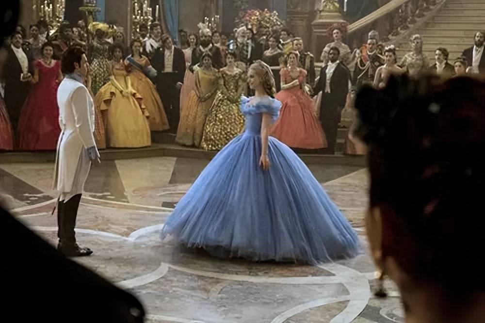 电影《仙履奇缘》中主人公灰姑娘的女性形象_社会_观众_关怀