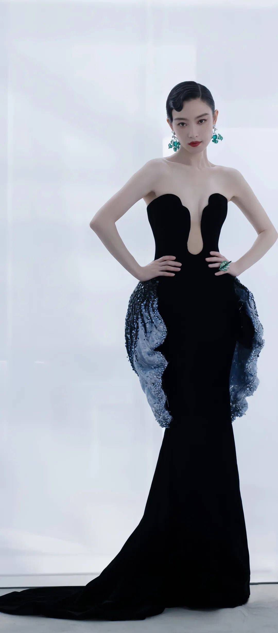 倪妮黑色丝绒长裙,身姿绰约,造型如轻盈舞动的蝴蝶