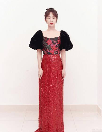杨紫晒照"画风清奇",穿亮片开叉裙像站军姿,15cm鞋跟太夸张_礼服_活动