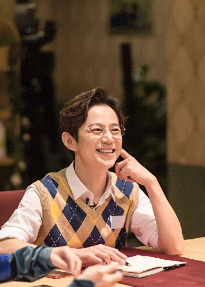 先是薛之谦,贾乃亮持枪丑闻,接着是陈羽凡被捕的消息传遍娱乐圈,接着