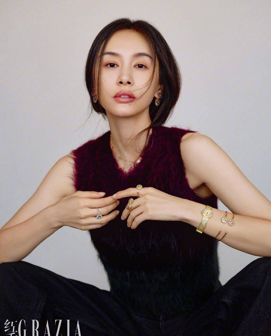 王子文穿牛仔套装休闲松弛 微风拂发电影感十足_时尚_大片_一面