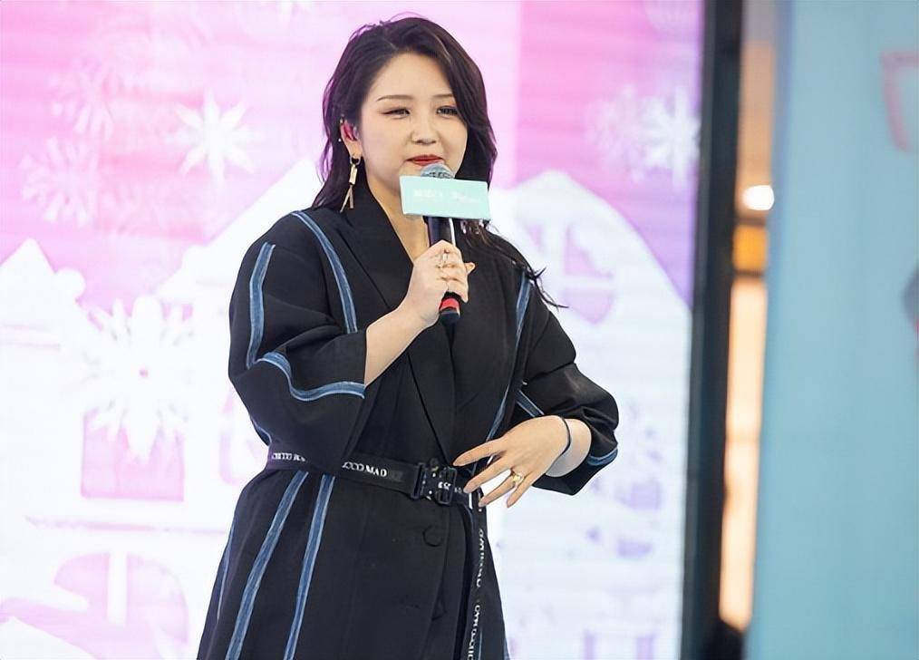 何洁自出道以来,就不算多瘦的女星,结婚生子后体重更是一路飙升,几乎