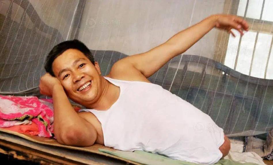 "半截人"彭水林被货车"削"成78厘米,妻子不离不弃,如今当上老板_医生