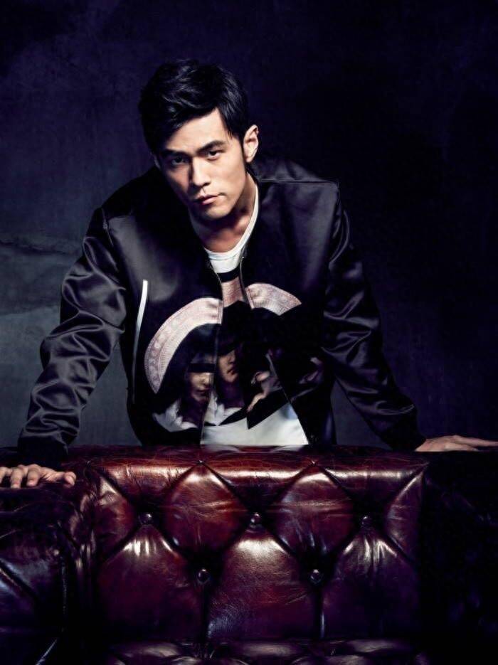 中国台湾流行乐男歌手,音乐人,演员,导演,编剧,毕业于淡江中学