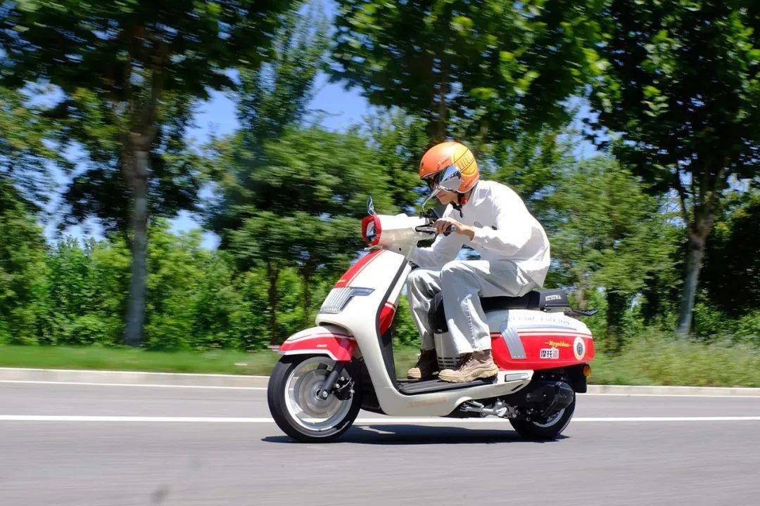 雅典娜女神150作为一款新入局的复古踏板,首先我们能看见它在售价上的