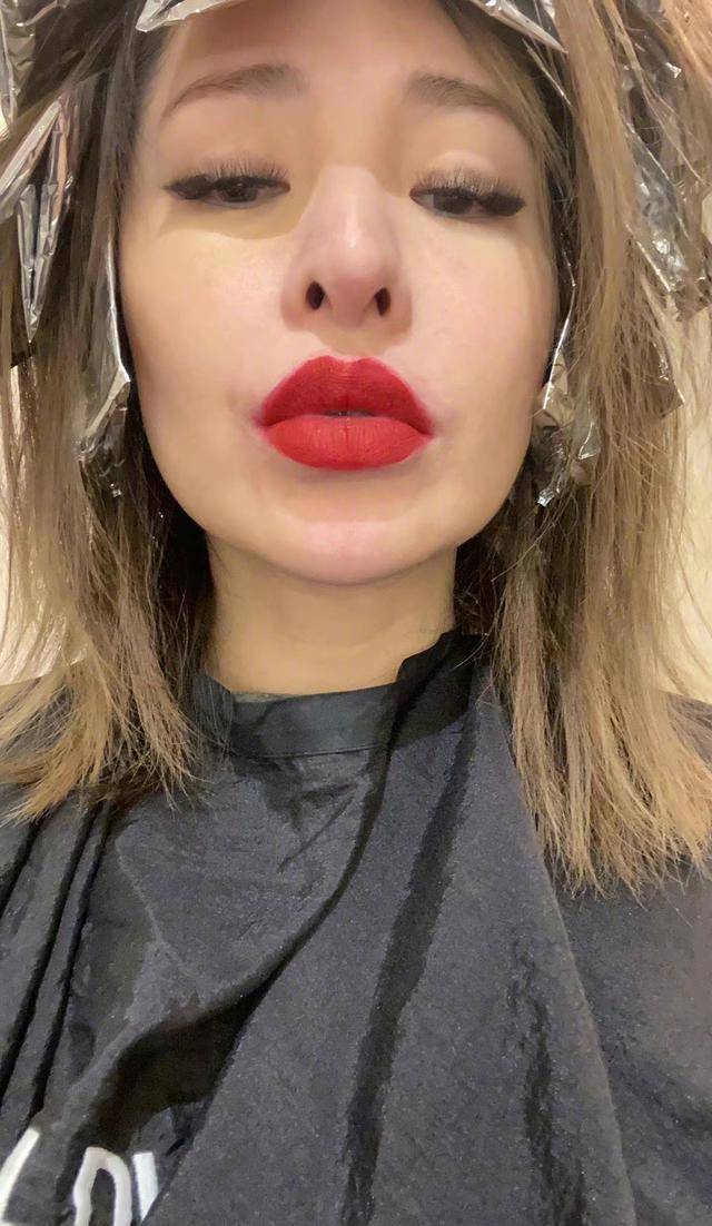 萧亚轩罕见晒带妆照!