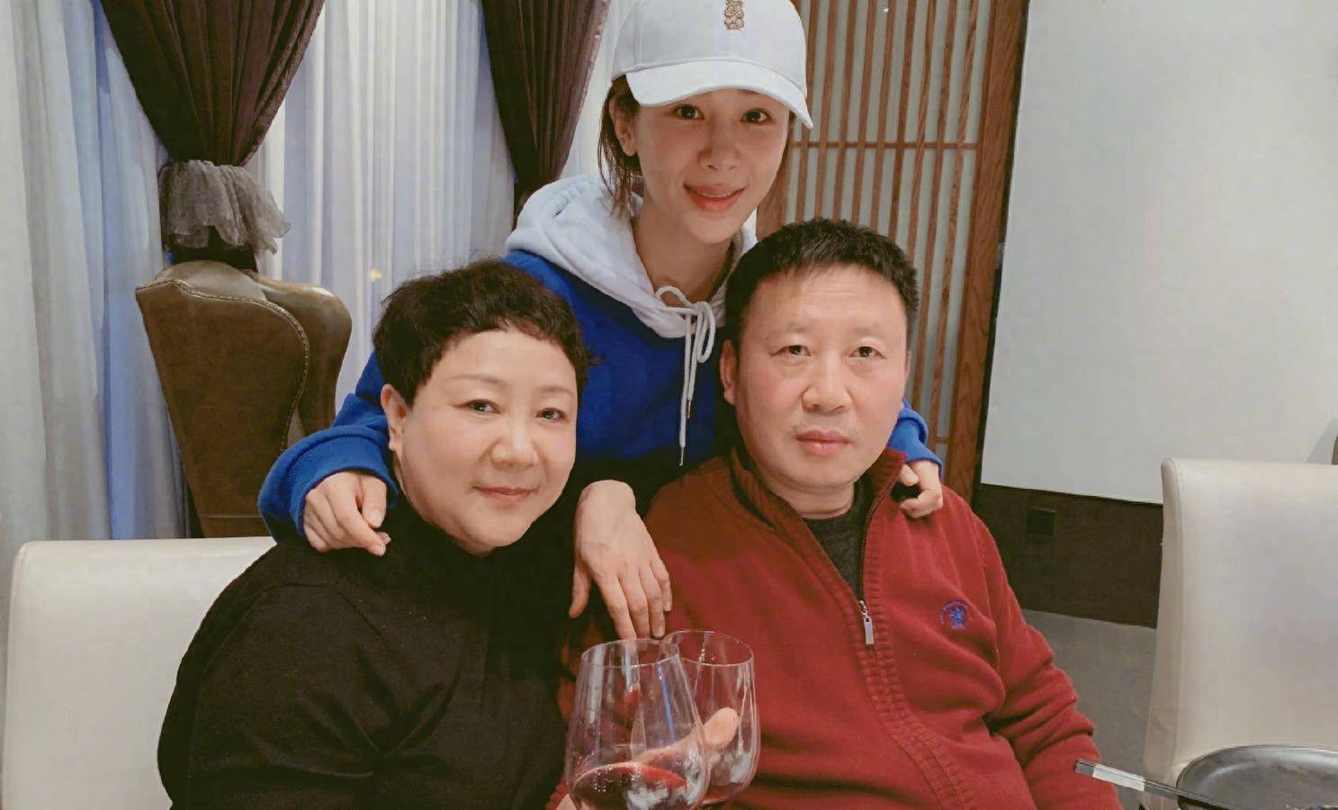 杨紫的母亲身份曝光,居然是我们我熟悉的她,难怪杨紫能大火_马海燕