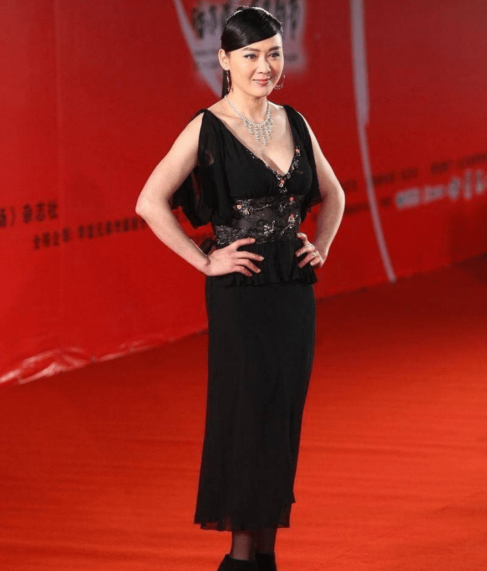 李琳终于接受微胖身材了,黑色丝袜搭配深"v"礼服光彩照人!