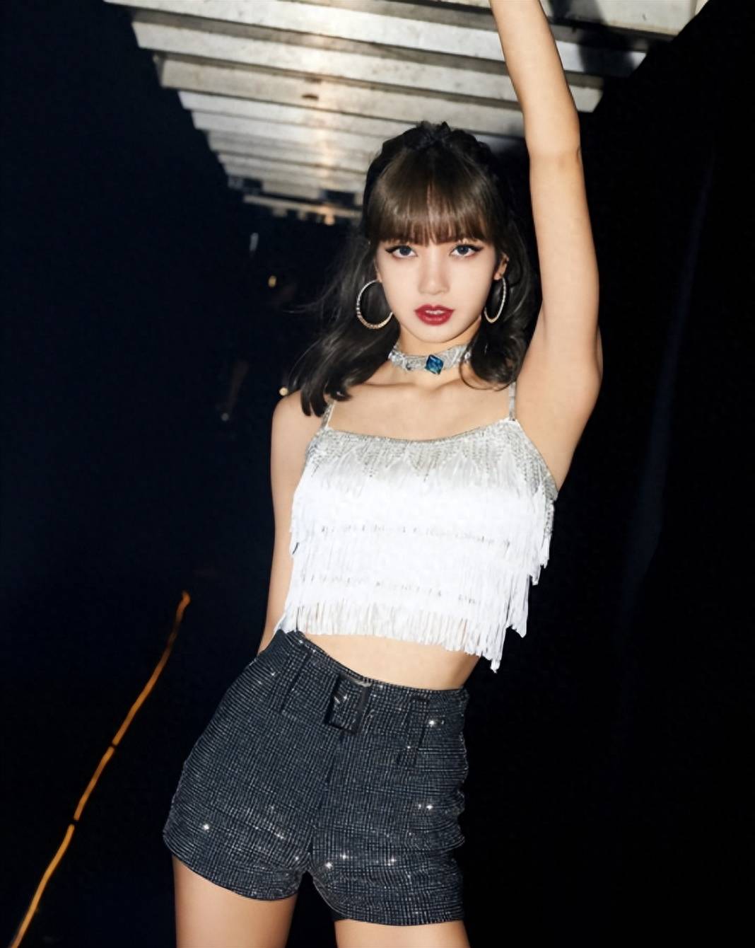 曝lisa疯马秀细节,穿衬衫半裙桌上跳舞门票1250,参秀原因疑曝光