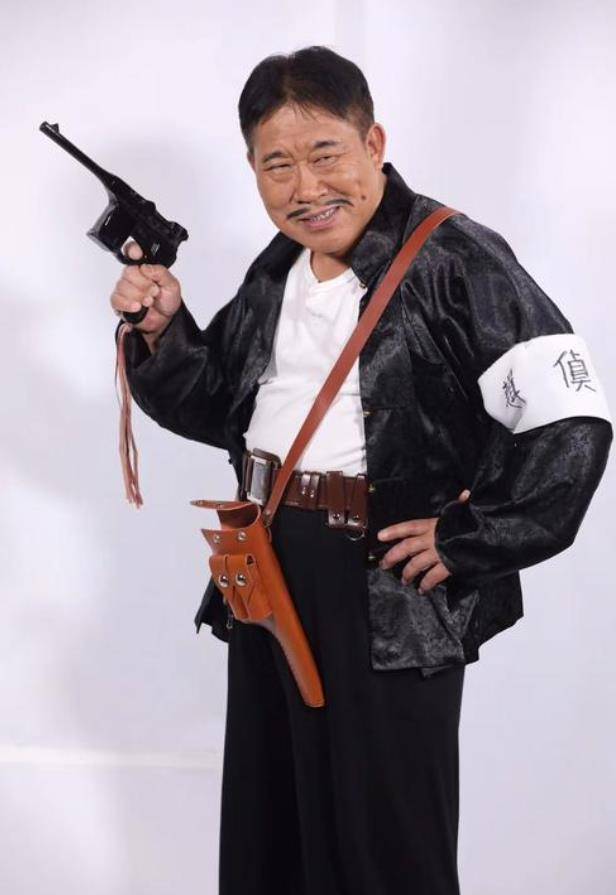 第一丑角杜旭东晒近况,片场没座位干站着,"秘书"坐着打瞌睡_视频_生活