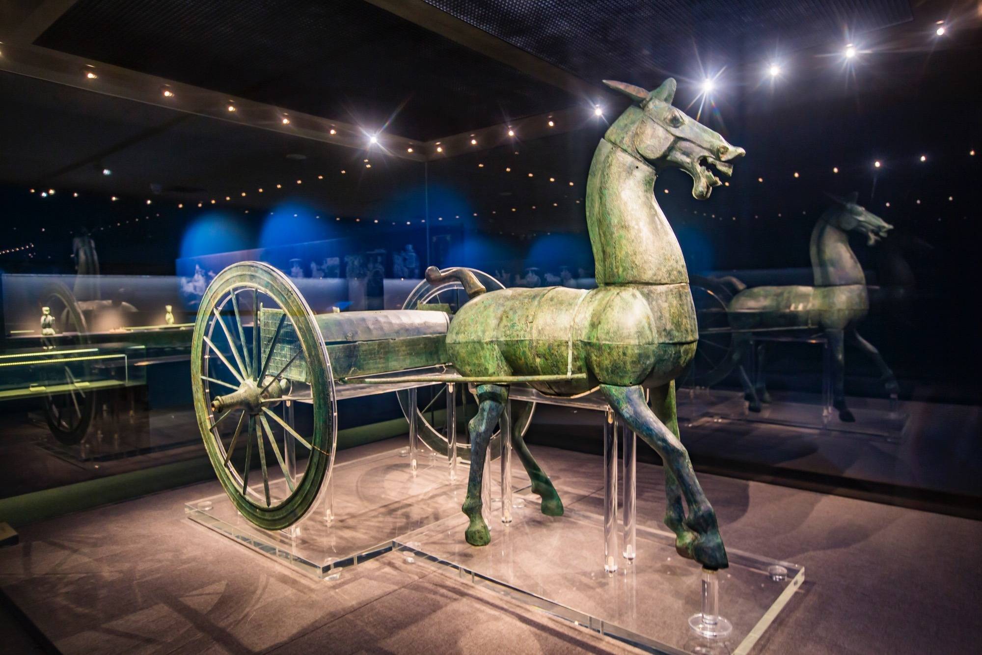 东汉铜车马是镇馆之宝之一,依然由青铜铸造,车身设计简单,马身造型