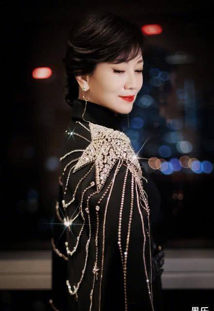 赵雅芝终于撕下"白娘子"标签,黑披风大红唇变身暗黑女王,66岁气质十足
