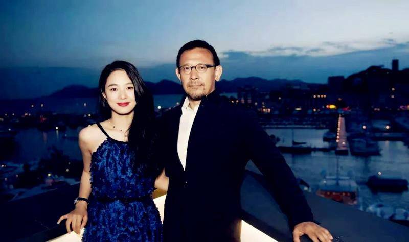 而后又娶了国外博士桑德琳,在长达8年的婚姻中,屡传不忠诚绯闻以致