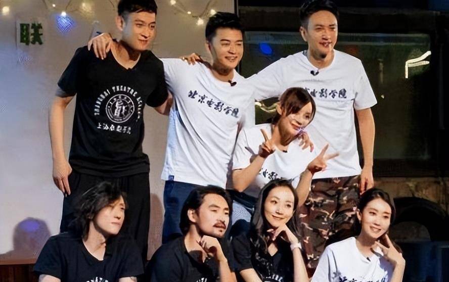 他苦追袁姗姗四年,后与王鸥订婚,还是杨幂同学_张戈_关系_明星