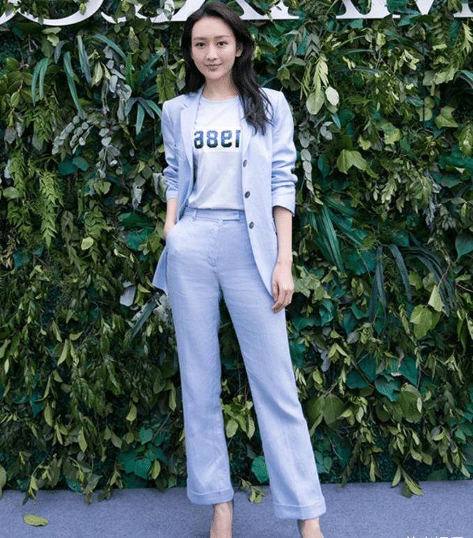 王鸥出道前照片晒出,王鸥穿着简单一身运动夏装,身后大猩猩意外抢镜