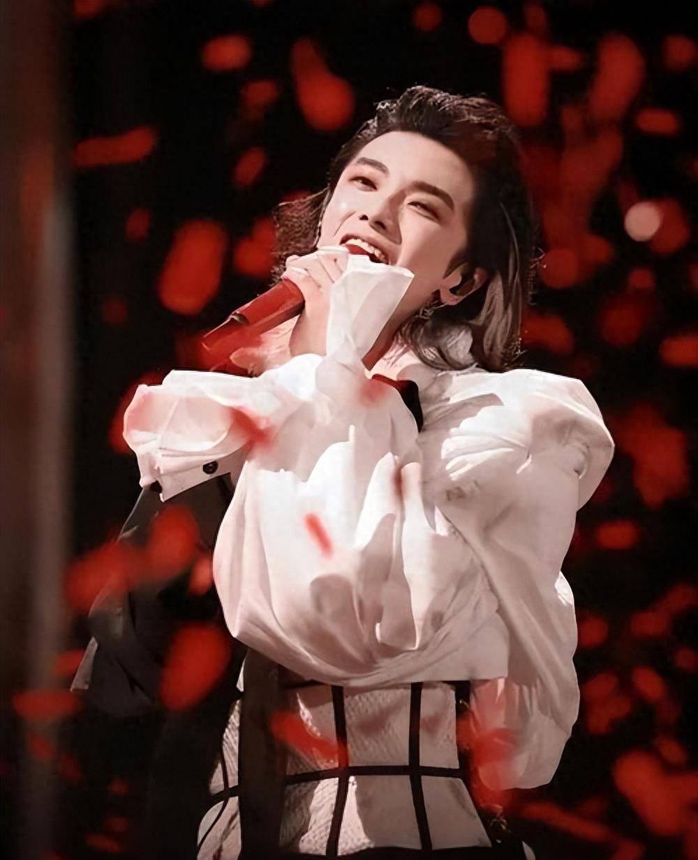 华晨宇硬刚黑粉,接受法师称号,"永远的神"走上了更加争议的路_音乐会