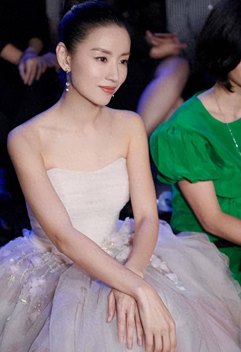 董洁停工陪儿子,14岁顶顶身高突增,被指长相神似梁朝伟_潘粤明_孩子