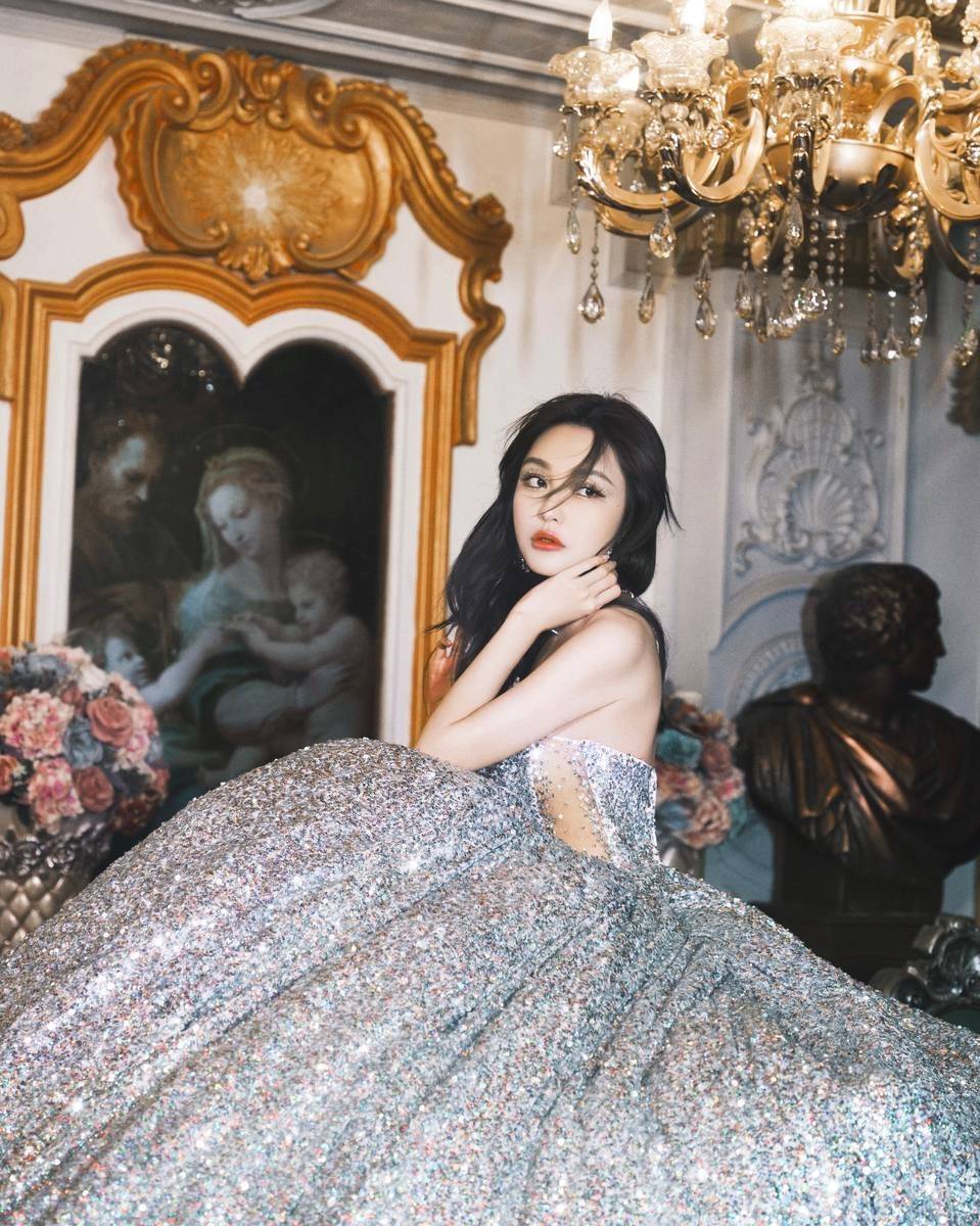 周扬青钻石礼服美丽梦幻 置身城堡好似童话公主_魅力_生日_大片