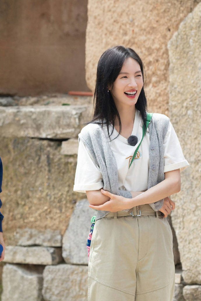 金晨不愧为是快乐的源泉,她的穿搭也充满着时尚和潮流感_整体_新造型