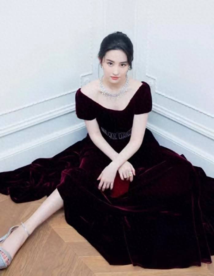 刘亦菲真会穿,穿一字肩红色连衣裙时尚迷人,s型身材藏都藏不住_衣服