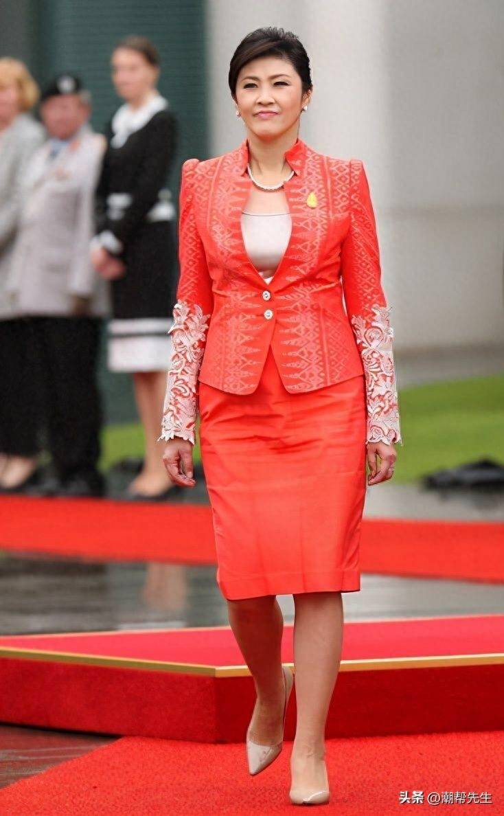 被56岁英拉的中年状态惊艳:发微卷,裙过膝,衣穿成套,美得高级_女人