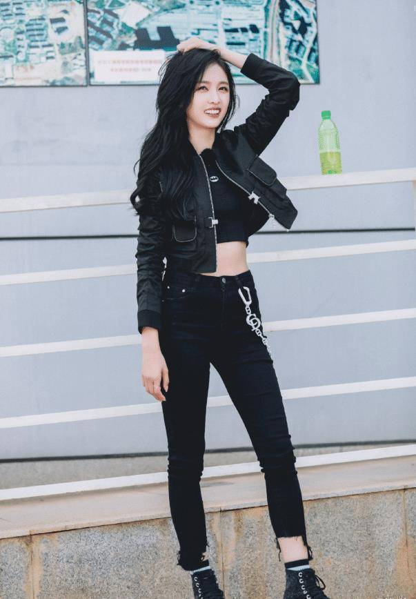 吴宣仪走红后愈发不羁,内搭外穿超前卫,一般人驾驭不了_时尚_黑色