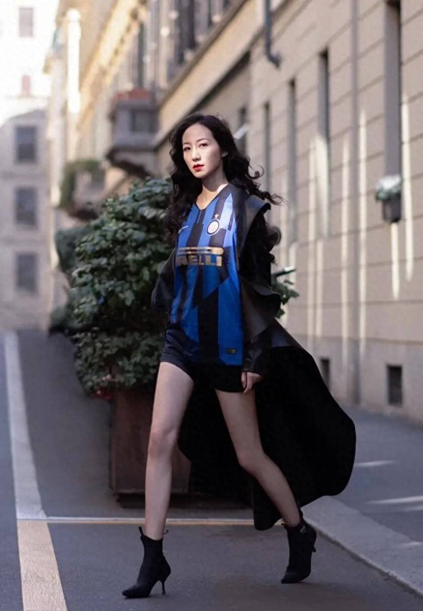 韩雪终于放开了,穿无袖风衣配露趾长靴,潮流感一般人学不来_衬衫_黑色