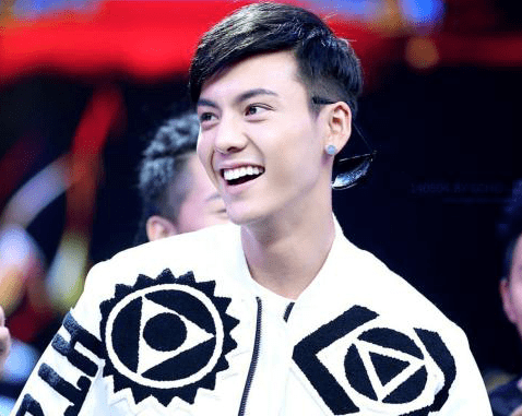 陈伟霆外公外婆年轻旧照曝光,衣着华丽家境好,五官立体像混血儿_穿着