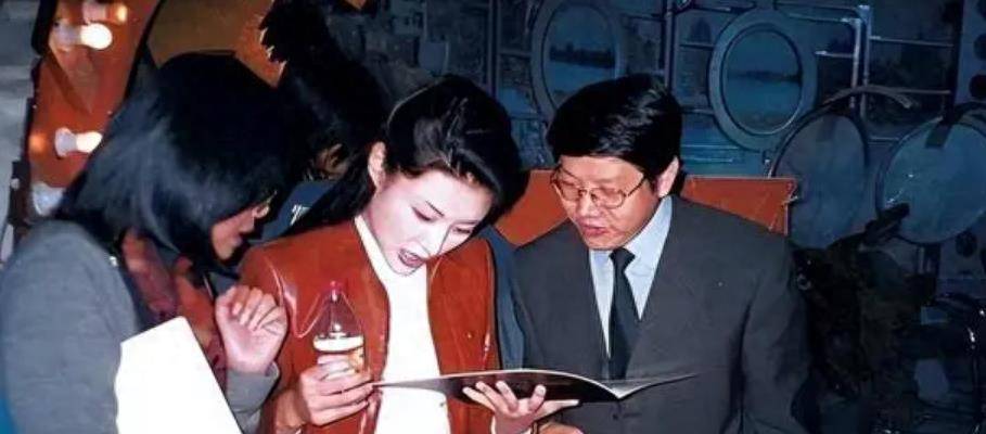 55岁周涛与二婚富豪老公久违现身,一个举动瞬间引起网友争议!