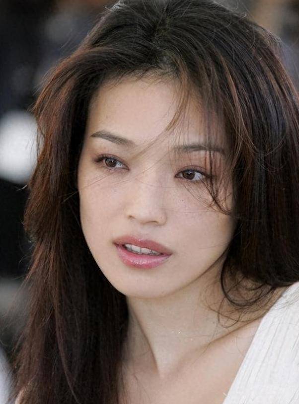 鹅蛋脸完全过时了,"圆脸"就很高级了,只要看看倪妮和舒淇就知道_方脸
