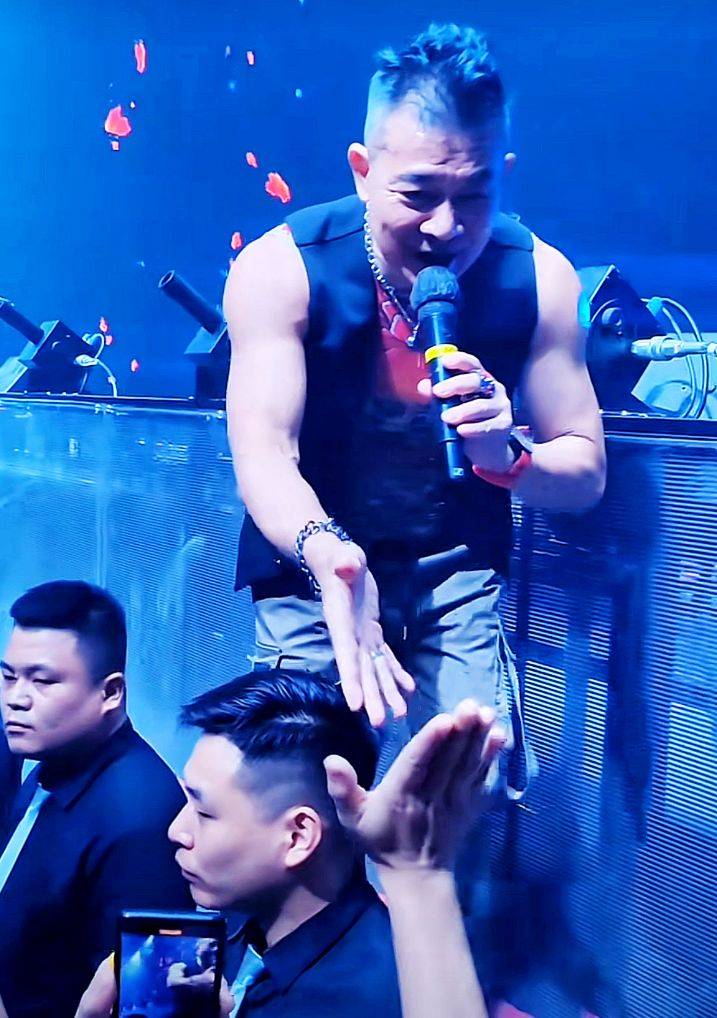 62岁吴毅将酒吧唱歌,身材魁梧是华仔铁粉,"老了不容易"_时候_明星