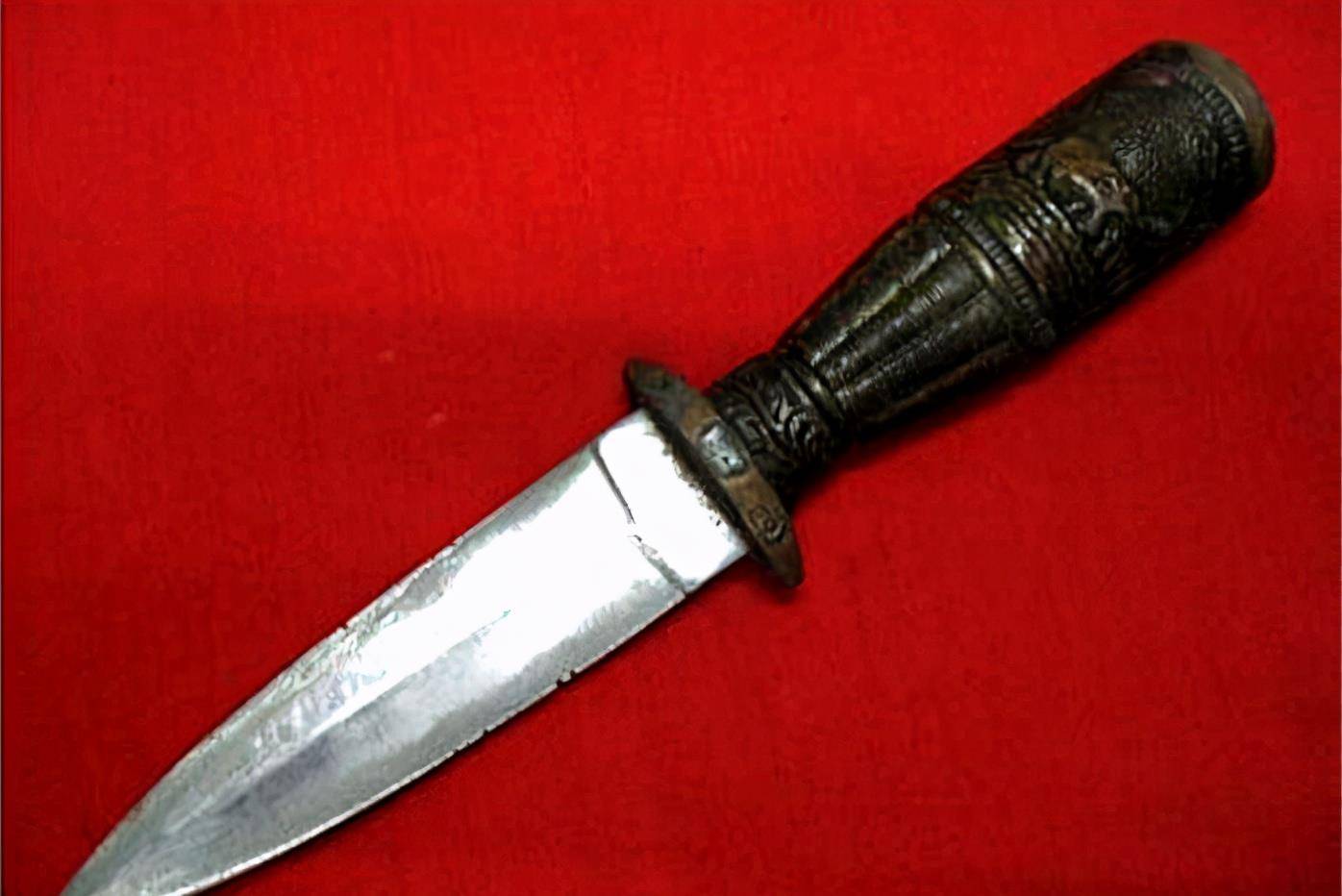 隐蔽的土山下后,见路边上有两个年轻人正在打斗,其中一人手持匕首利刃