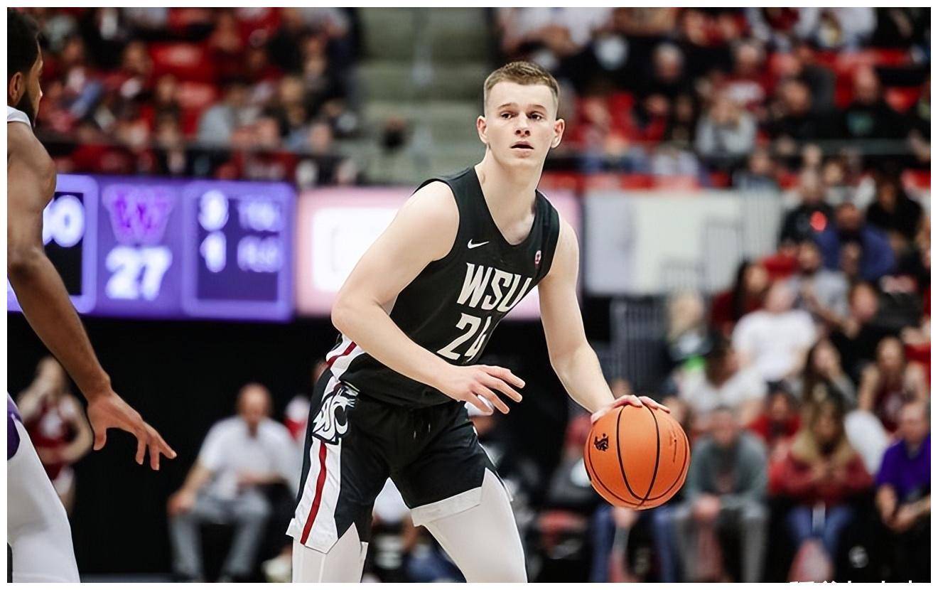 鲍威尔出生于2001年5月,现年22岁,身高198厘米,体重89公斤,技术全面的