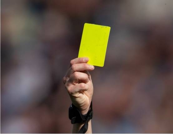名裁出示黄牌,却被"uno""逆转"还回来…_伯格_克拉_裁判