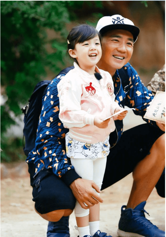 刘畊宏女儿小泡芙近照,长发飘飘跳舞超会扭,周杰伦陈小春被吸粉_妹妹
