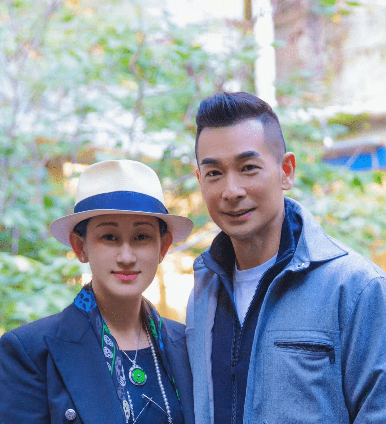 张丹露戴大翡翠秀恩爱,一家五口如复制_照片_夫妻俩_女子