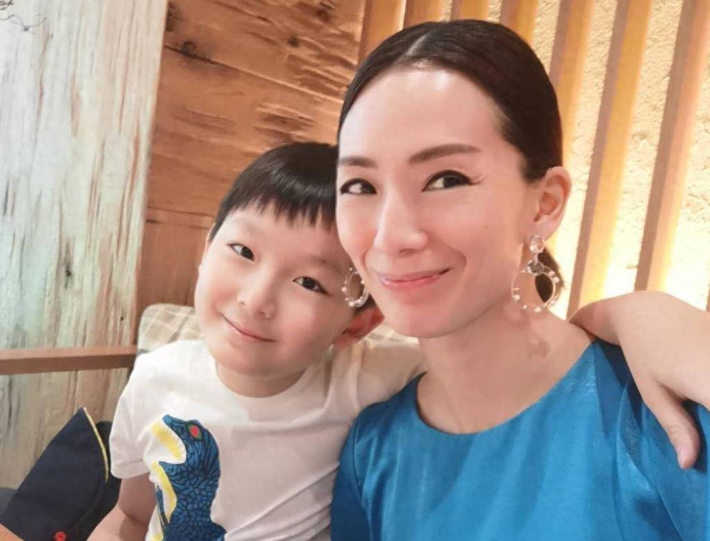 "何仙姑"郑秀珍,当红时期被渣男骗8000万,女人别被爱迷惑双眼_曹国辉