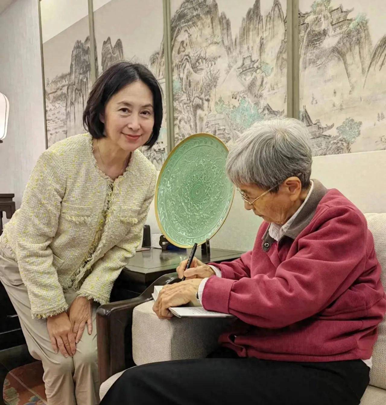 甘肃考察没带何家人,单枪匹马,62岁未指定接班人_梁安琪_发展_陈婉珍