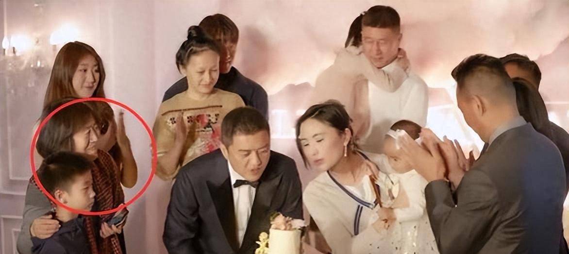 李亚鹏办周岁宴,海哈金喜和继女李嫣合影曝光,同父异母姐妹同框_女儿