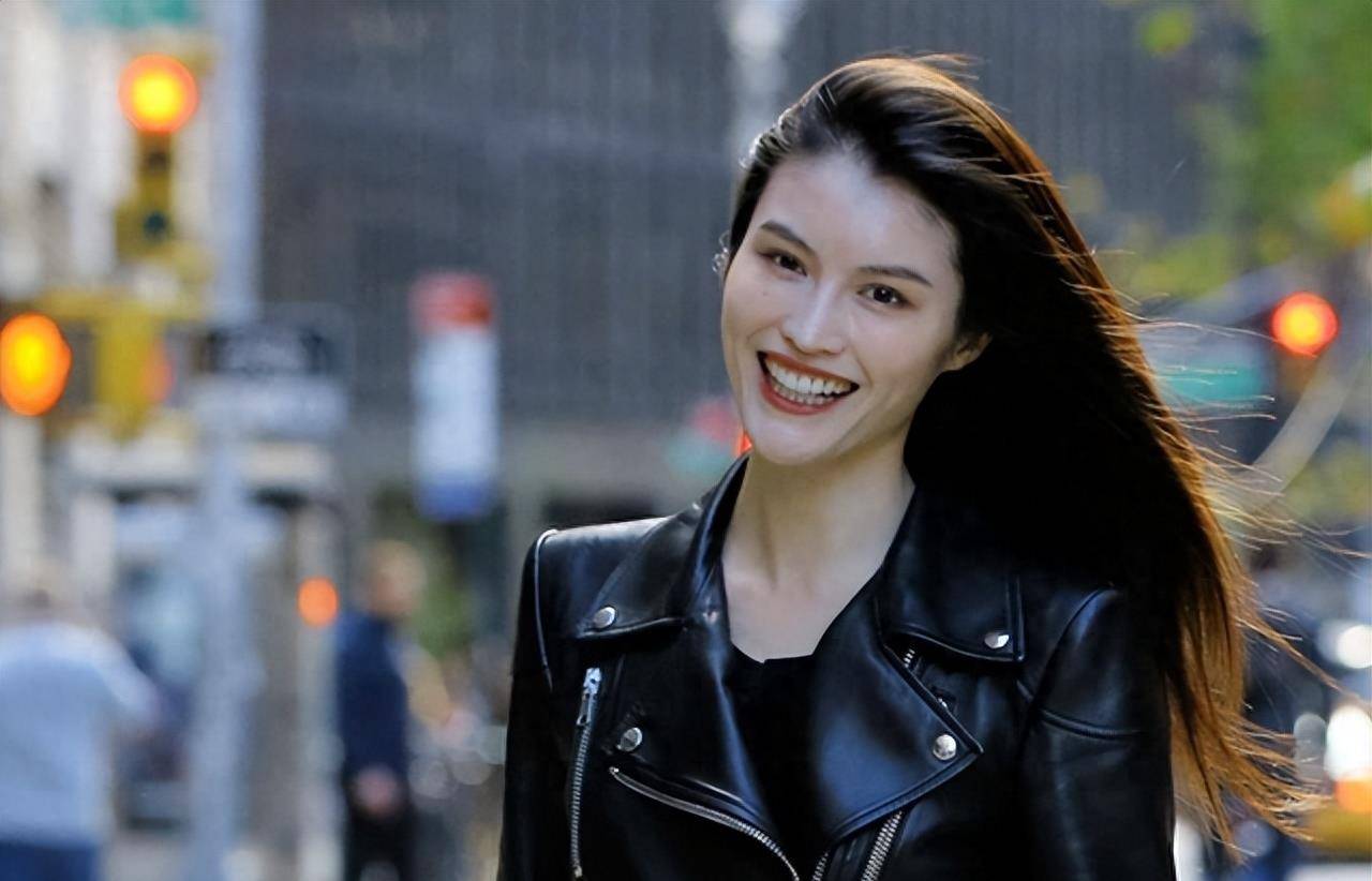 何穗:曾经是李咏身边的助手,月薪只有800,如今成超模身价千万_女孩