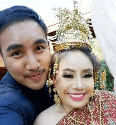 小鲜肉偶像直播惨遭富婆骚扰,被扒衣服舔腋下,全球粉丝气炸_leena