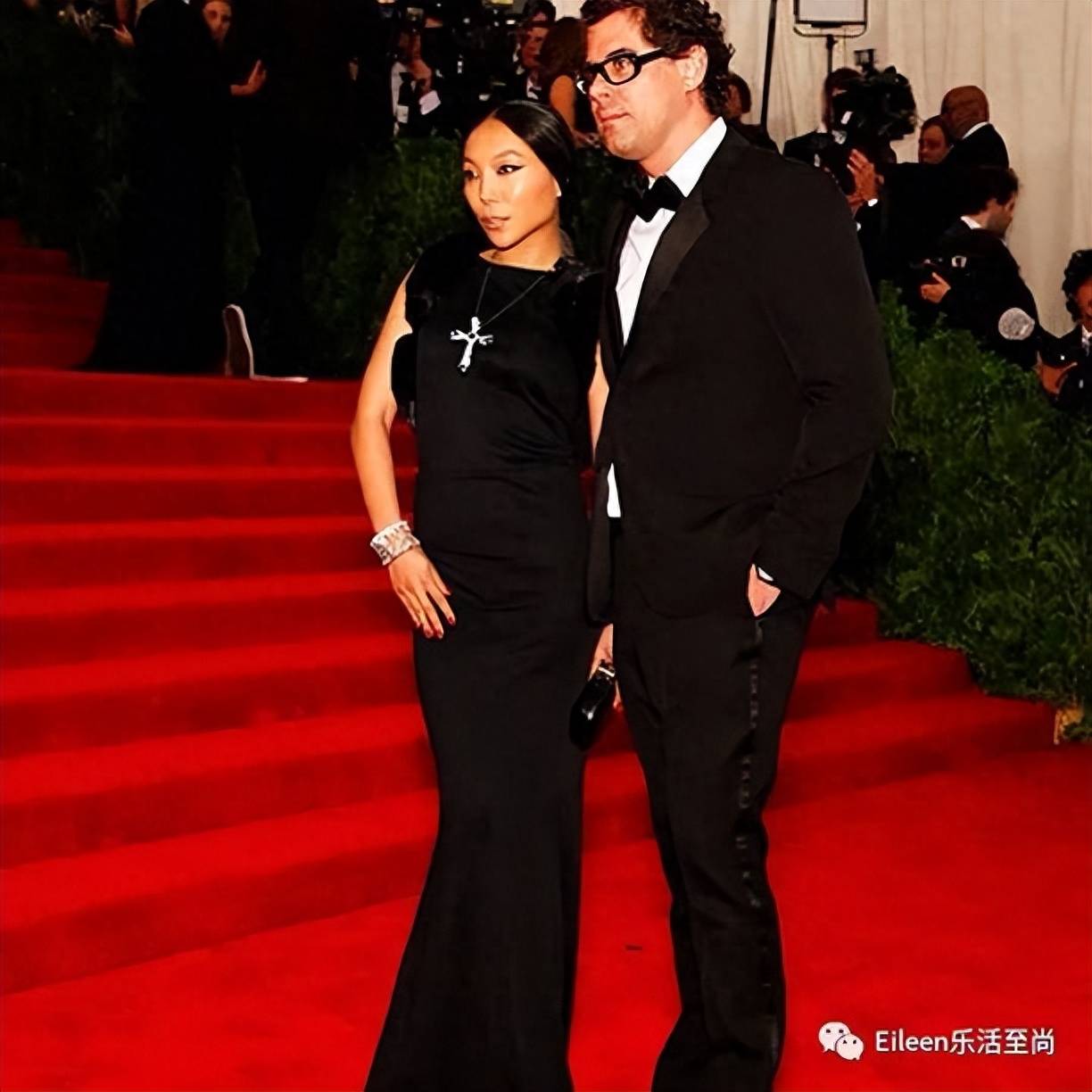 婚礼,穿着lv礼裙迎宾的张兰,不时提及大s的婚戒是"干女儿"万宝宝亲自