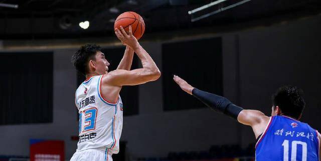 可兰白克因伤提前退役今年休赛期,超过50名球员离开了cba.