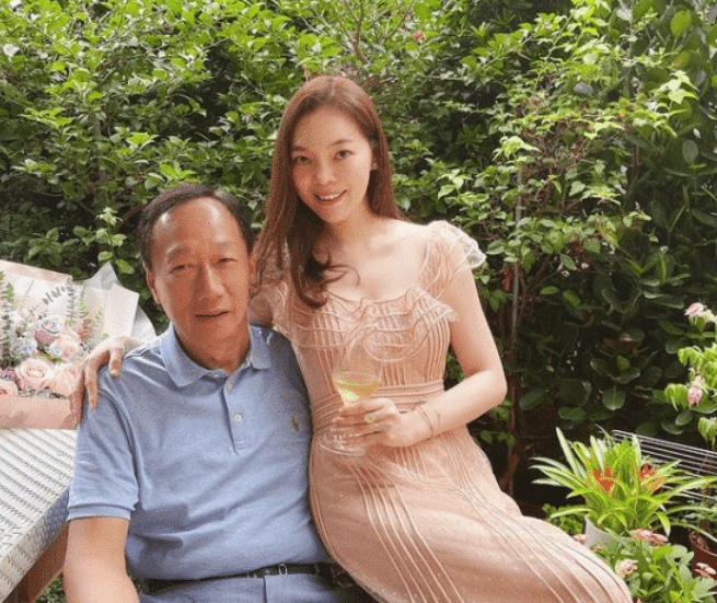 70岁郭台铭携娇妻打bnt,身材健壮如小伙,女儿同框妈妈如姐妹_曾馨莹