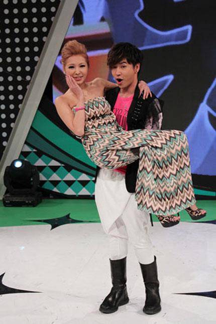 欧弟深夜醉酒抱柱子打电话,女性友人一路陪护_郑云灿_问题_兄弟团