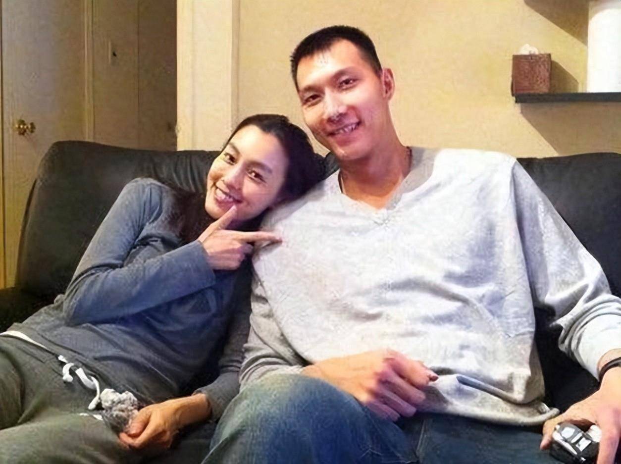 易建联:与刘亦菲传过绯闻,27岁娶巴西足球宝贝,如今家庭生赢家_荆灵