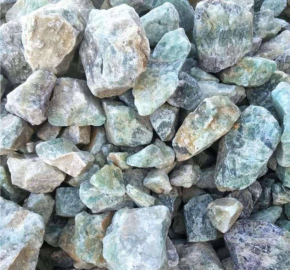 福建深山发现"蛇眼石",散发奇香冒绿光,深夜引来大量毒蛇聚集_石头