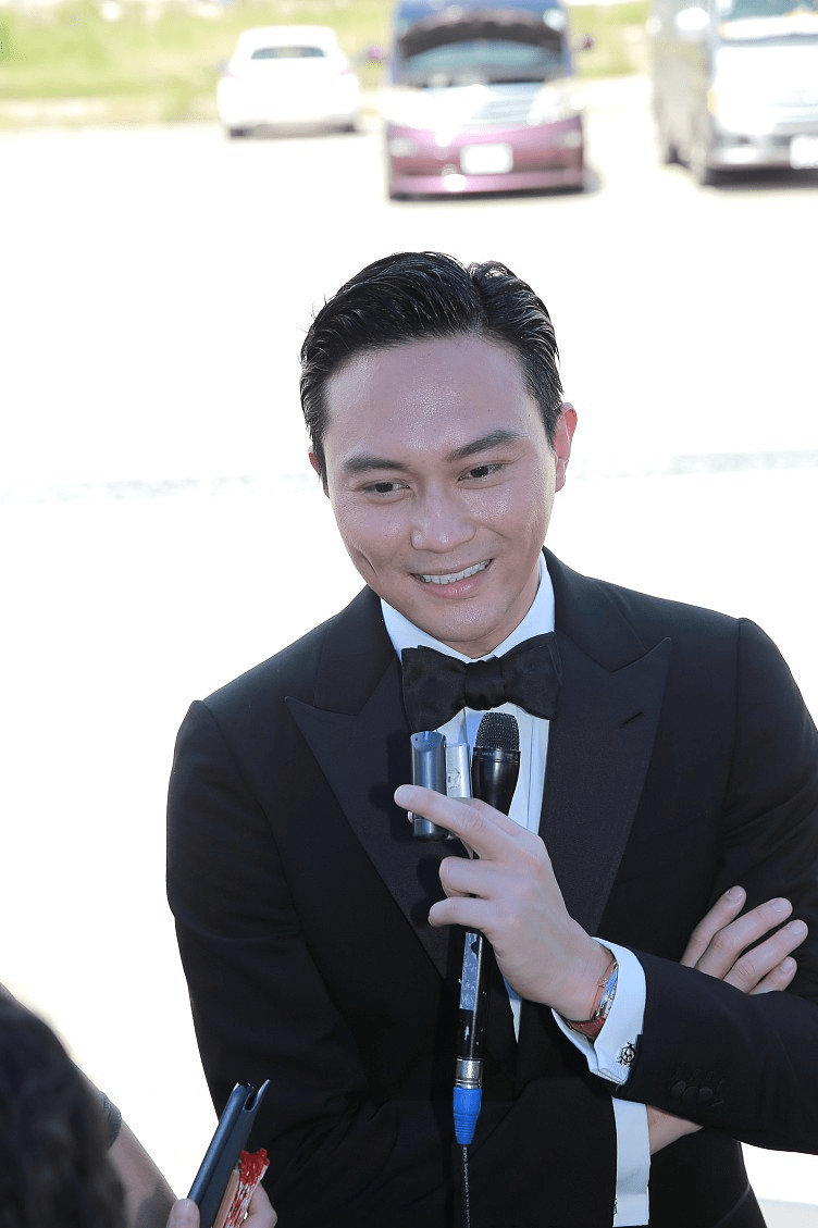 张智霖在社交媒体账号上发布了一张自己使用华为手机的照片,并配文称